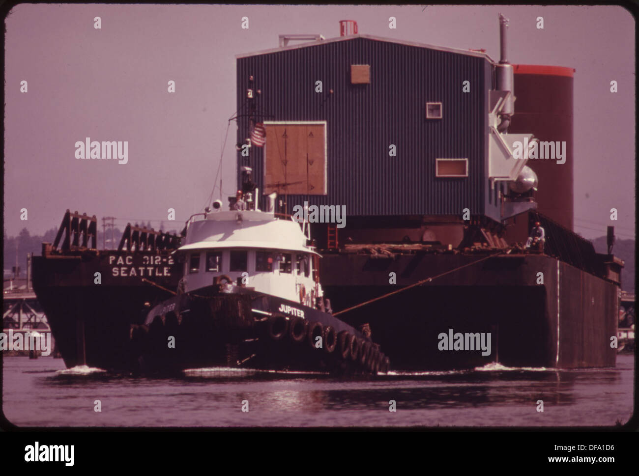 Rimorchiatore cale chiatta industriale giù per via navigabile del fiume DUWAMISH 552129 Foto Stock