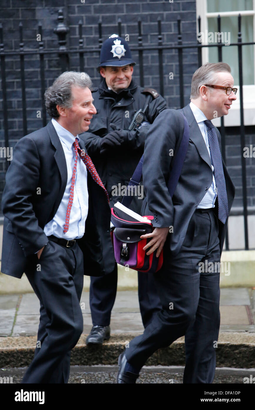 Il ministro per la politica del governo Oliver Letwin (L) e l'istruzione segretario Michael Gove (R) lascia il numero 10 di Downing Street 5 Dece Foto Stock