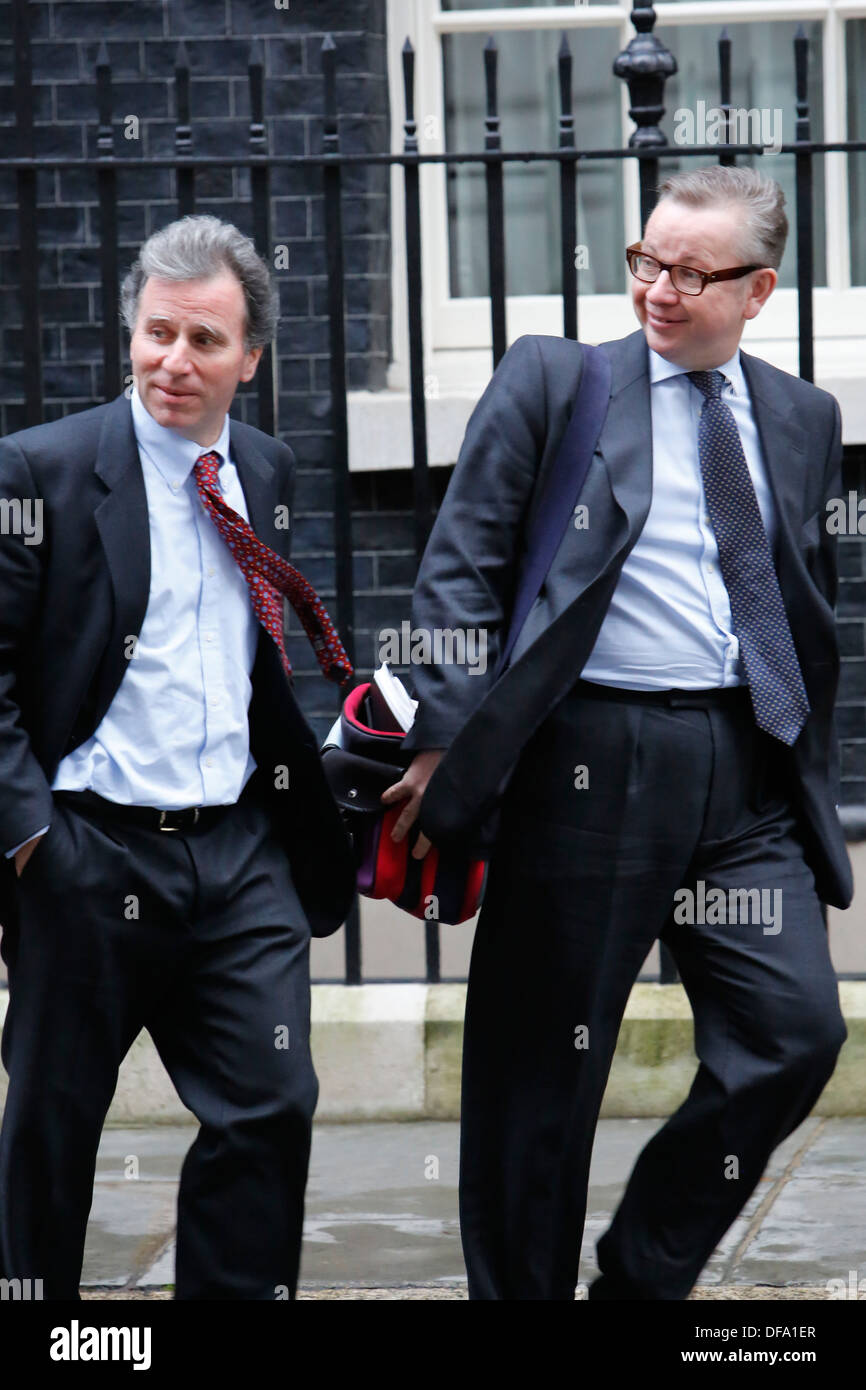 Il ministro per la politica del governo Oliver Letwin (L) e l'istruzione segretario Michael Gove (R) lascia il numero 10 di Downing Street 5 Dece Foto Stock