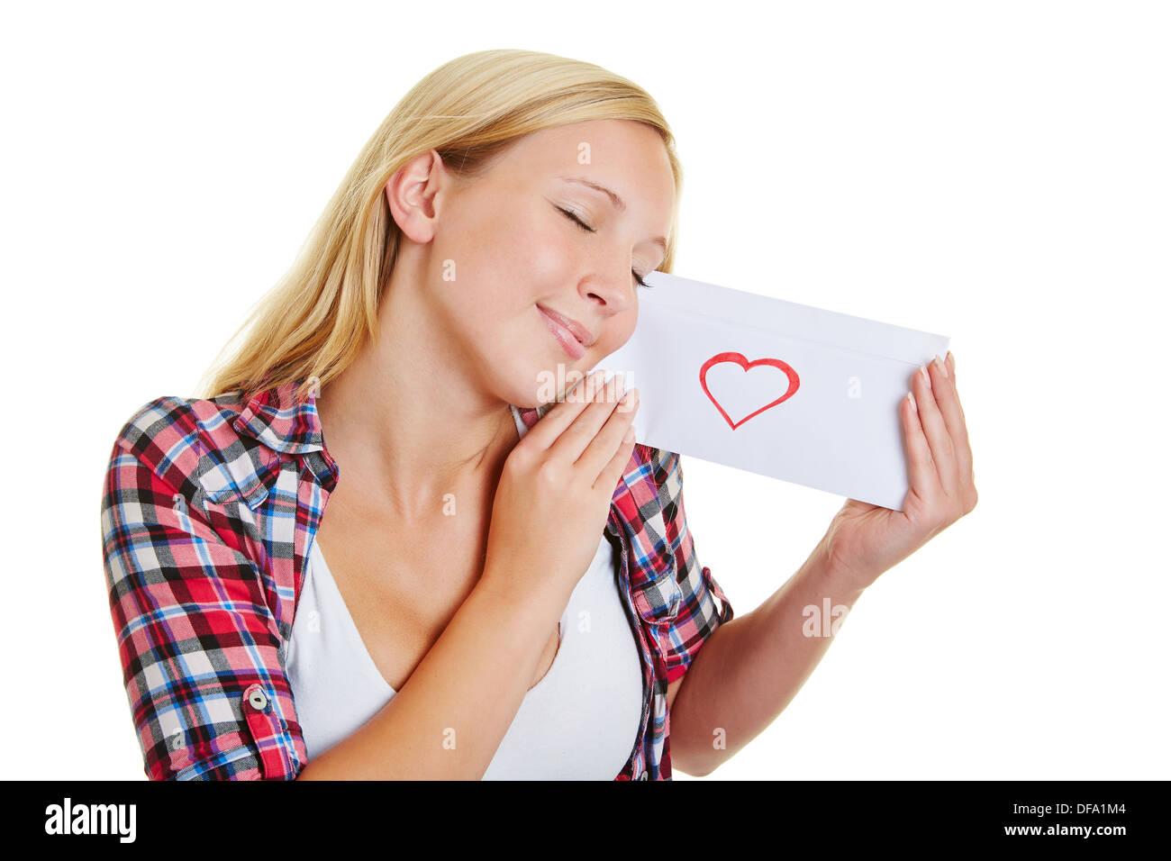 Felice ragazza bionda con lettera d'amore tenendo gli occhi chiusi e sognare Foto Stock