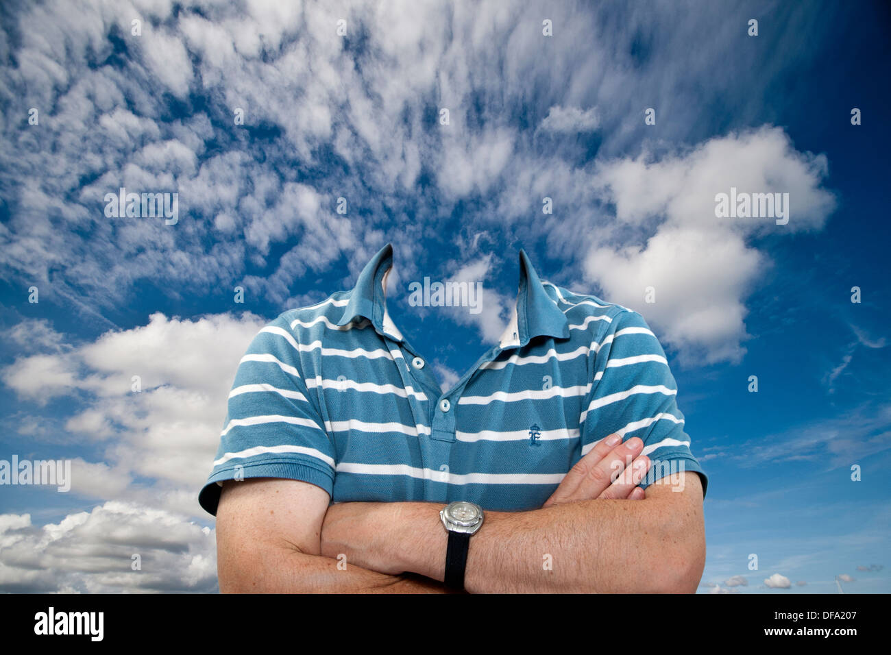Abstract,decapitate,invisibile,l uomo indossa striped polo con le braccia incrociate e la testa fra le nuvole stupido,ignorante,idiota,utile,insane.mad Foto Stock