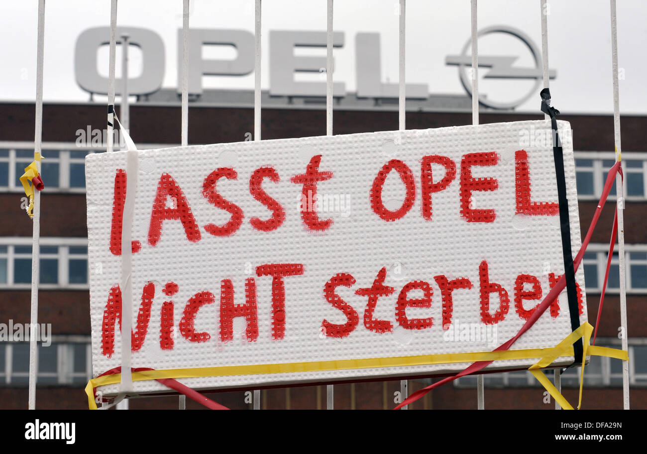 Un banner a leggere 'Lasciare Opel viva", presentato in occasione della crisi Opel a Bochum il 17 di febbraio nel 2009. Foto Stock