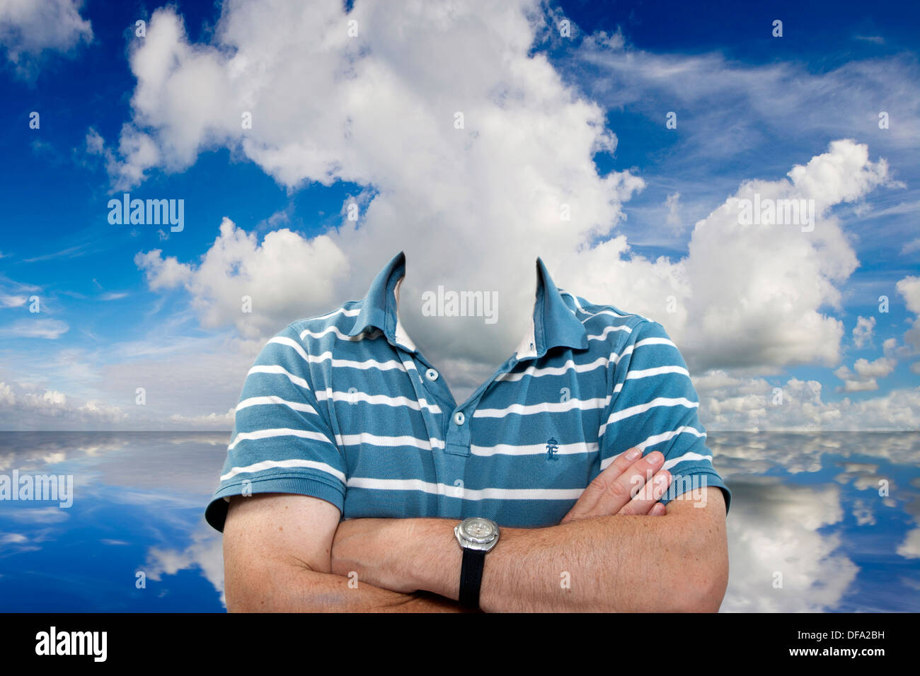 Abstract,decapitate,invisibile,l uomo indossa striped polo con le braccia incrociate e la testa fra le nuvole con il mare in background Foto Stock
