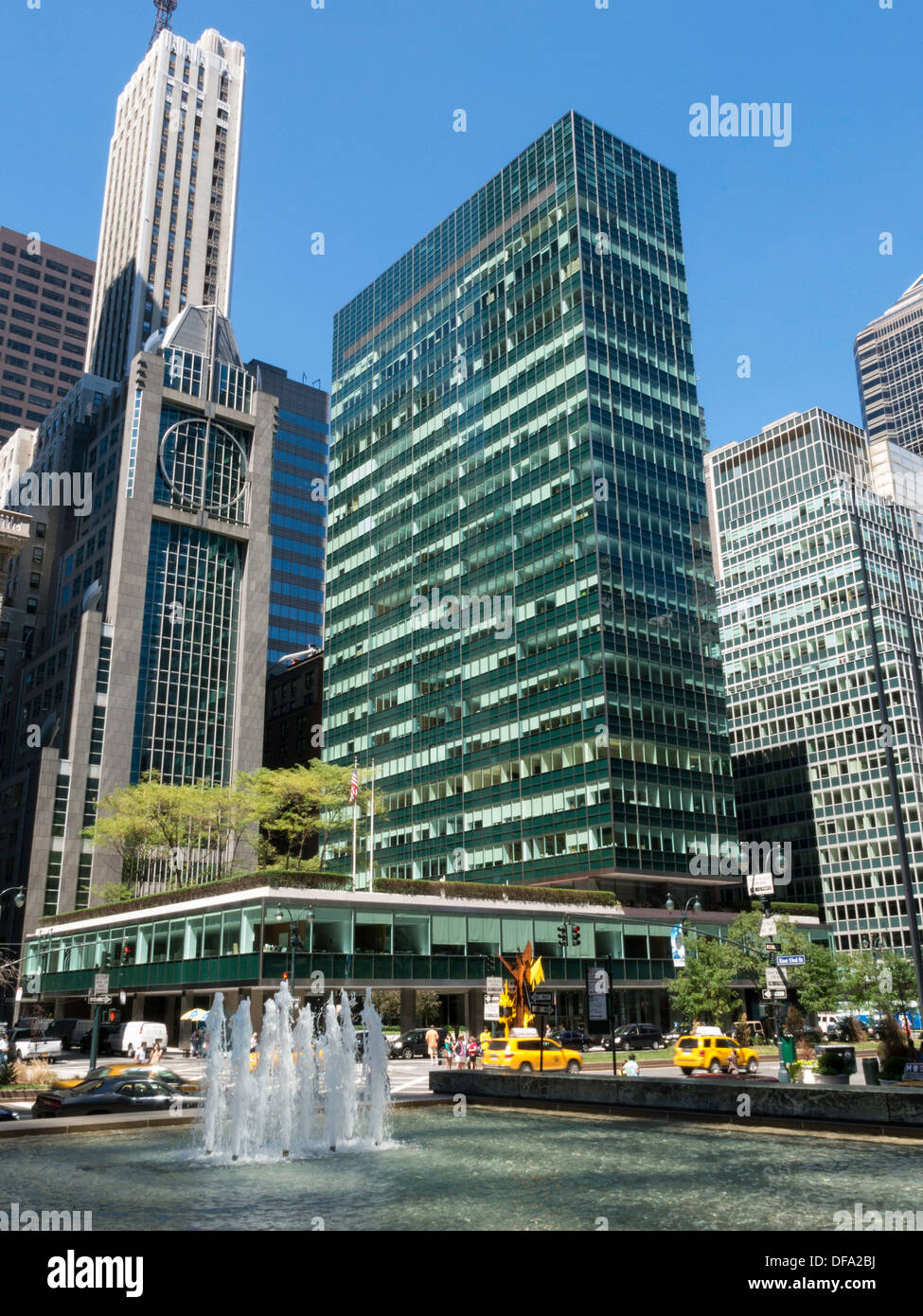 Seagram Building Fontana e piscina con leva casa in background, NYC Foto Stock