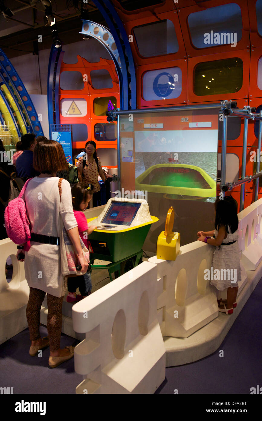 Hong kong Science Museum. popolare tra la gente del posto e turisti con abbondanza di attività per i bambini. Foto Stock