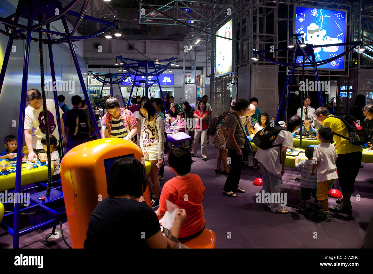 Hong kong Science Museum. popolare tra la gente del posto e turisti con abbondanza di attività per i bambini. Foto Stock