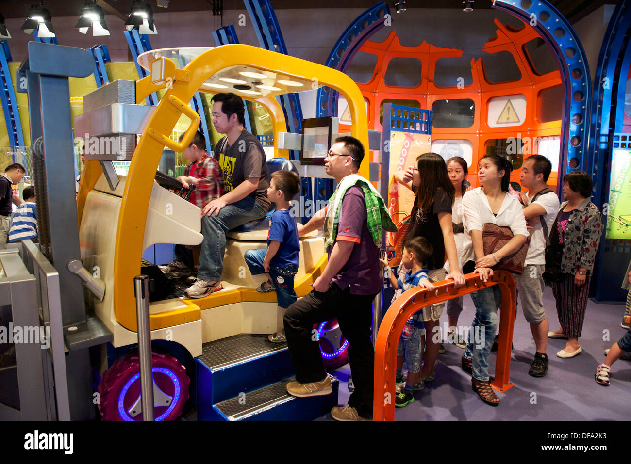 Hong kong Science Museum. popolare tra la gente del posto e turisti con abbondanza di attività per i bambini. Foto Stock