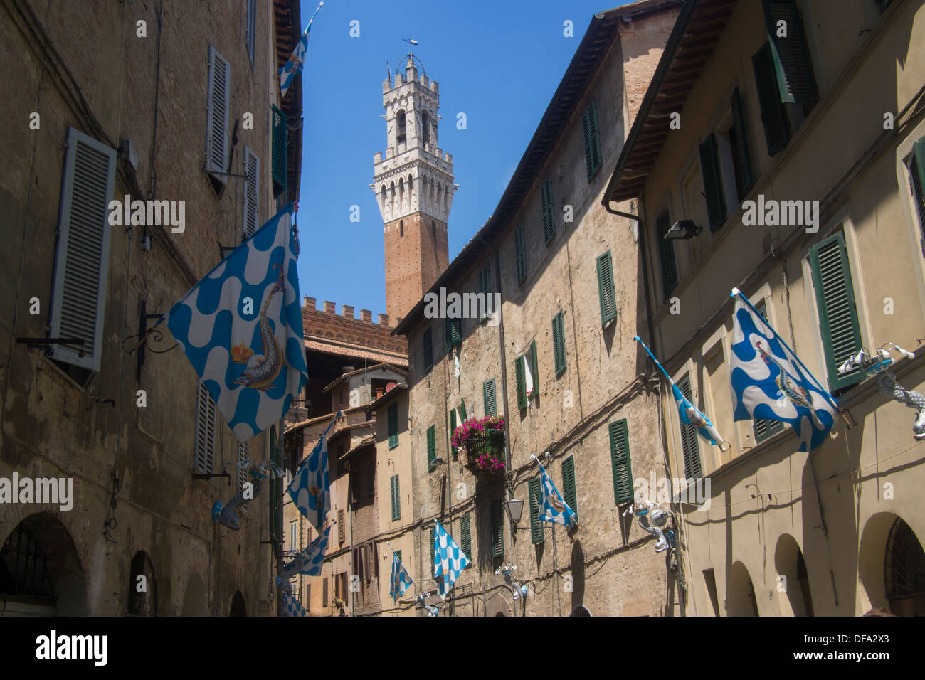 Siena, Toscana, Italia, con la Torre del Mangia in vista, situato in Piazza de Campo. Foto Stock