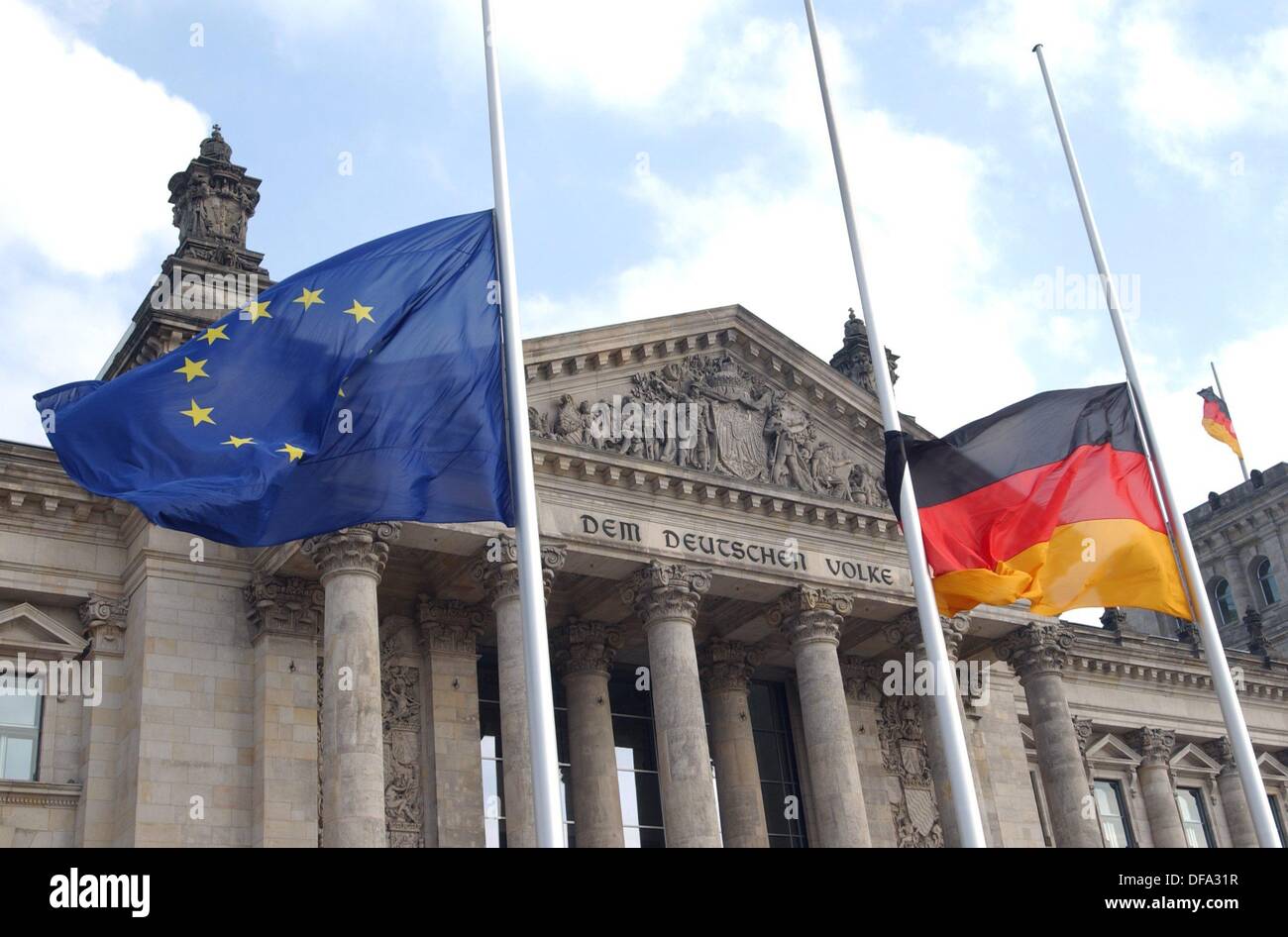 Bandiere di Berlino sono a halfmast sul dodicesimo di marzo nel 2004 a causa dell'attacco terroristico a Madrid il giorno prima. Foto Stock