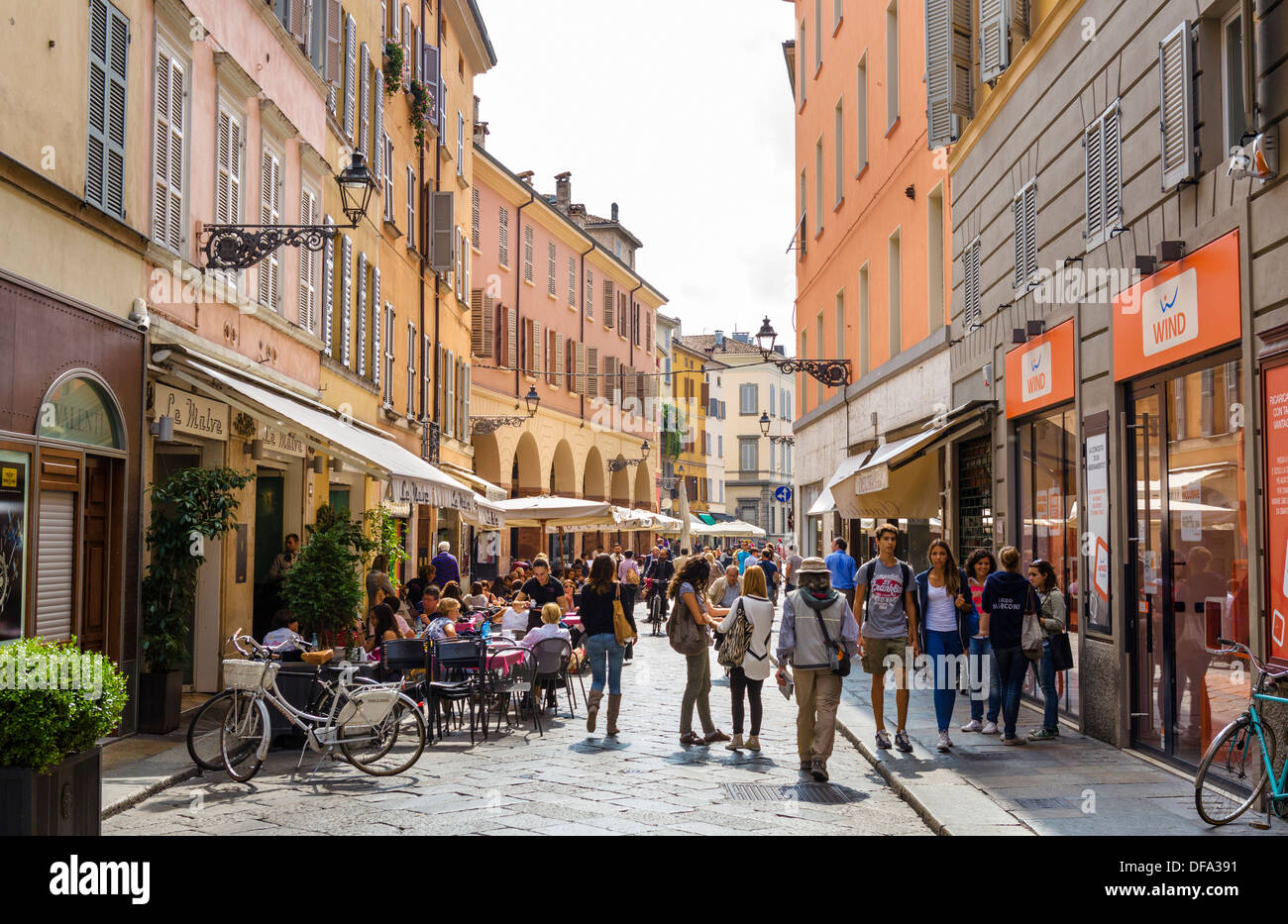 Negozi e caffetterie sulla strada Farini nel centro storico della città, Parma, Emilia Romagna, Italia Foto Stock