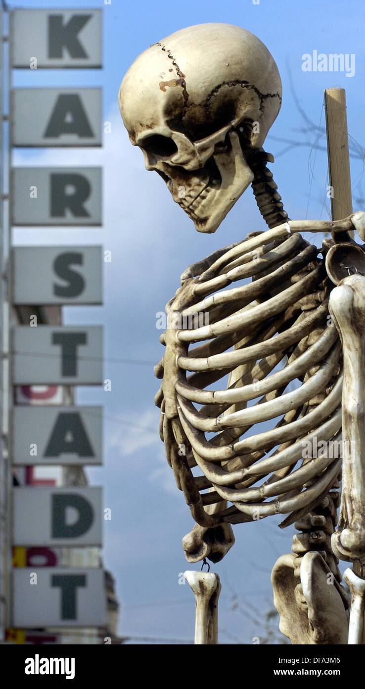 La replica di uno scheletro è presentato nel corso di una dimostrazione di fronte al Karstadt shop in Herne il 14 di ottobre del 2004. Foto Stock
