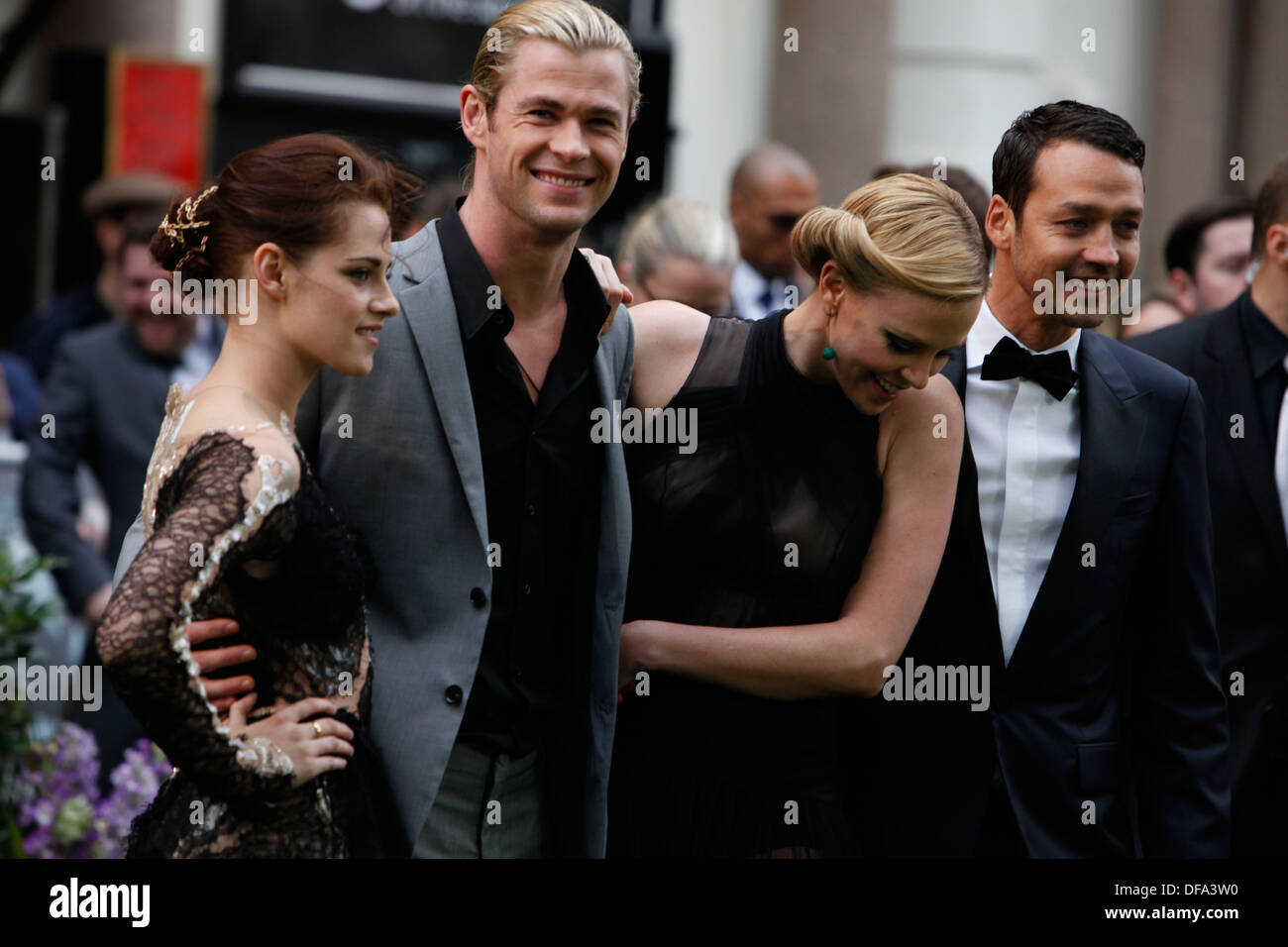 Kristen Stewart (LTO R), Chris Hemsworth, Charlize Theron e direttore di Rupert Sanders frequentare il mondo premiere del film di Foto Stock