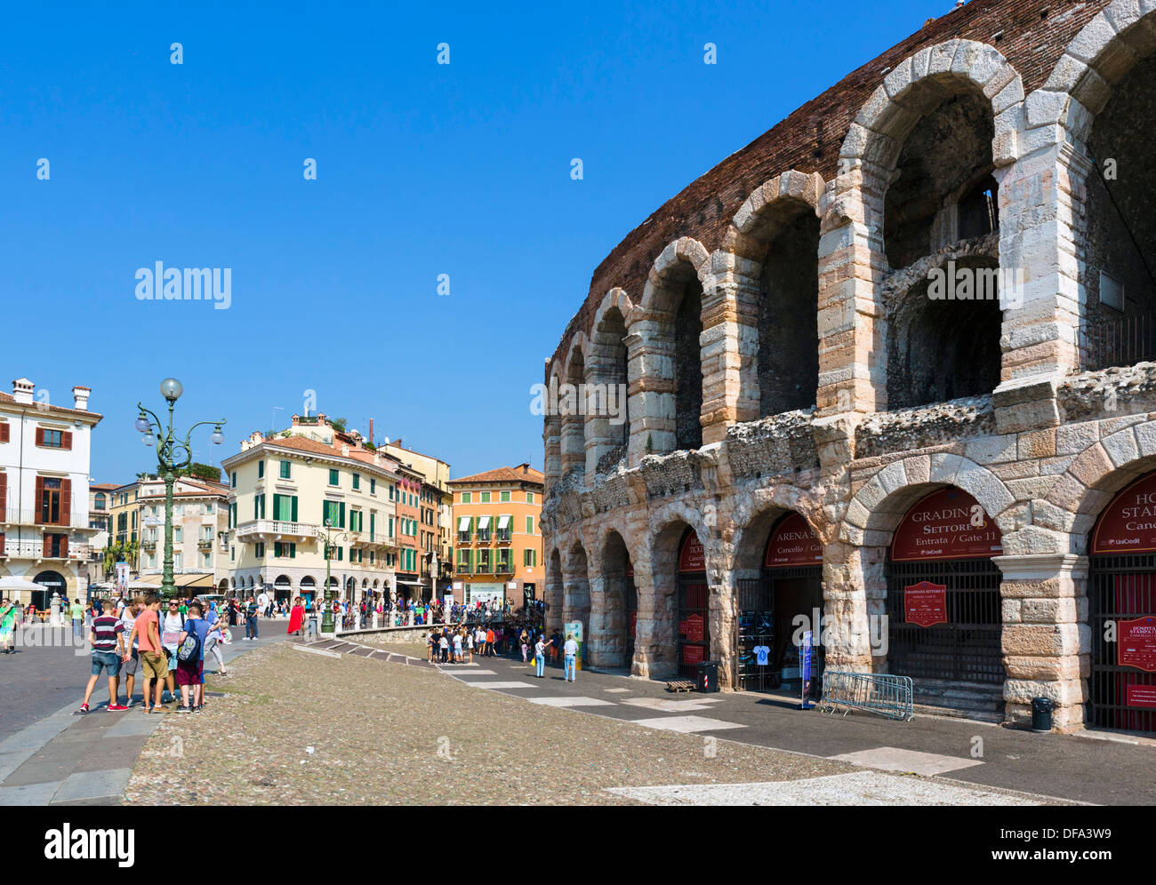 L'Arena e Piazza Bra, Verona, Veneto, Italia Foto Stock