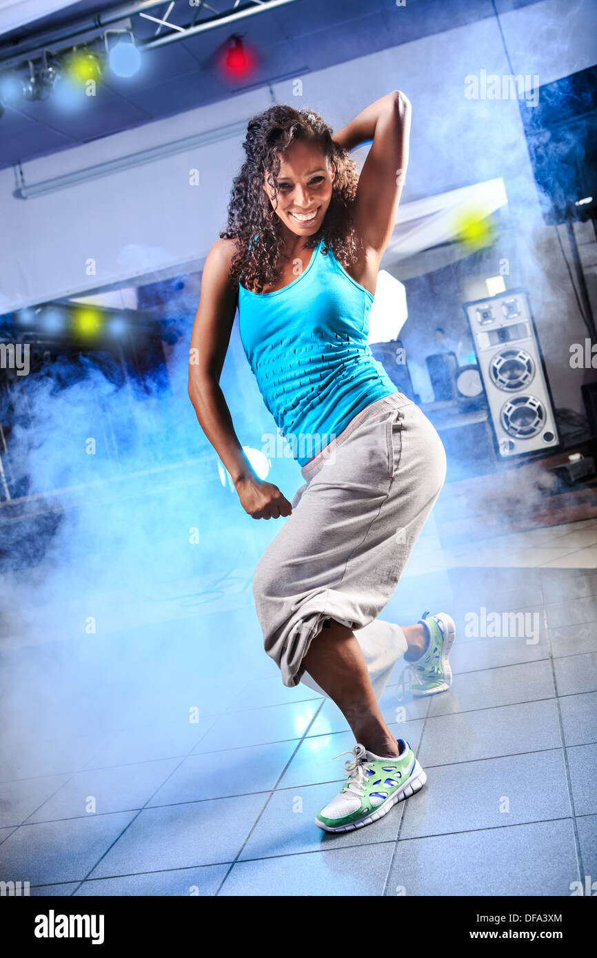 Giovane donna in abiti sportivi a condizioni aerobiche e zumba esercizio Foto Stock