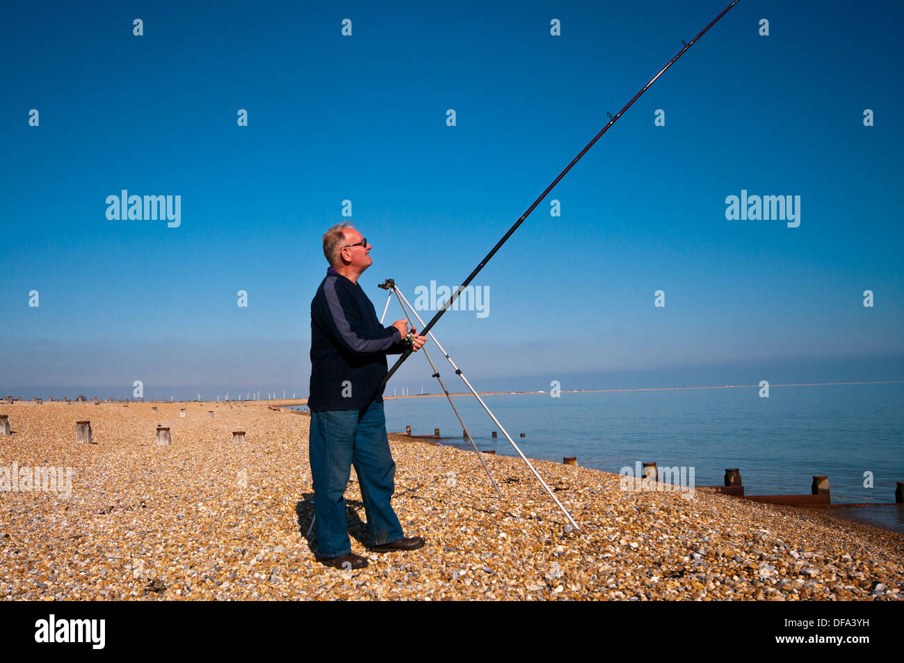 Spiaggia pescatore trattura nella sua asta REGNO UNITO Foto Stock