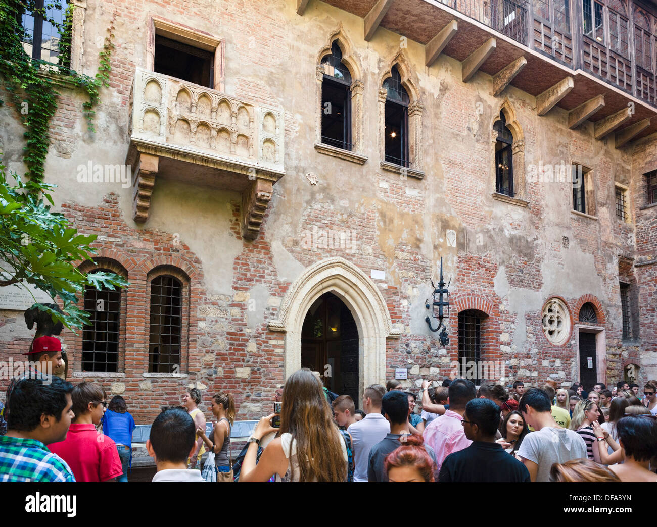 La folla di turisti sotto il balcone nella Casa di Giulietta, Via Cappello, Verona, Veneto, Italia Foto Stock