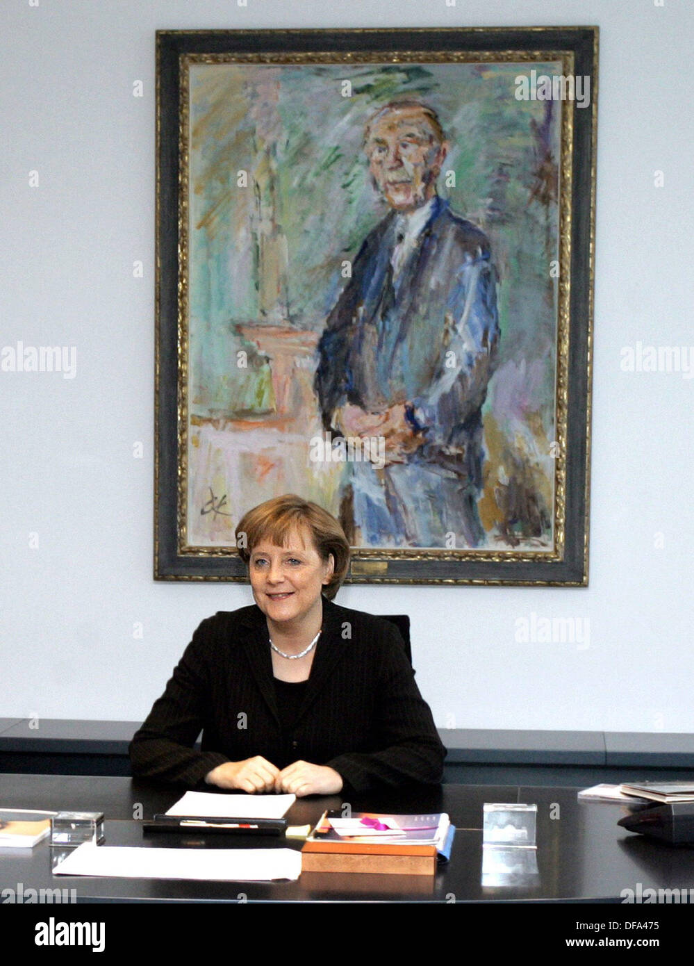 Il cancelliere tedesco Angela Merkel (CDU) alla sua scrivania il 21 di Febbraio di 2006 davanti a un dipinto di ex cancelliere tedesco Konrad Adenauer del pittore Oskar Kokoschka. Foto Stock