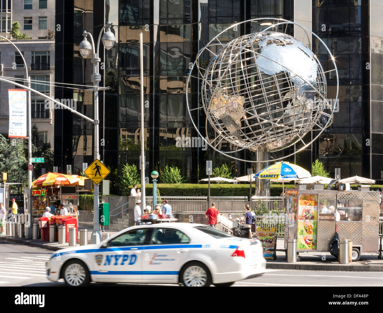 Columbus Circle con globo e NYPD auto di pattuglia Foto Stock