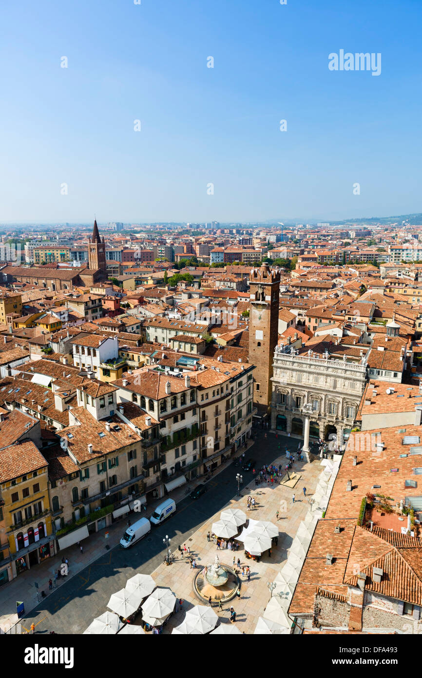 Vista su Piazza delle Erbe e sui tetti della città dalla Torre dei Lamberti, Verona, Veneto, Italia Foto Stock
