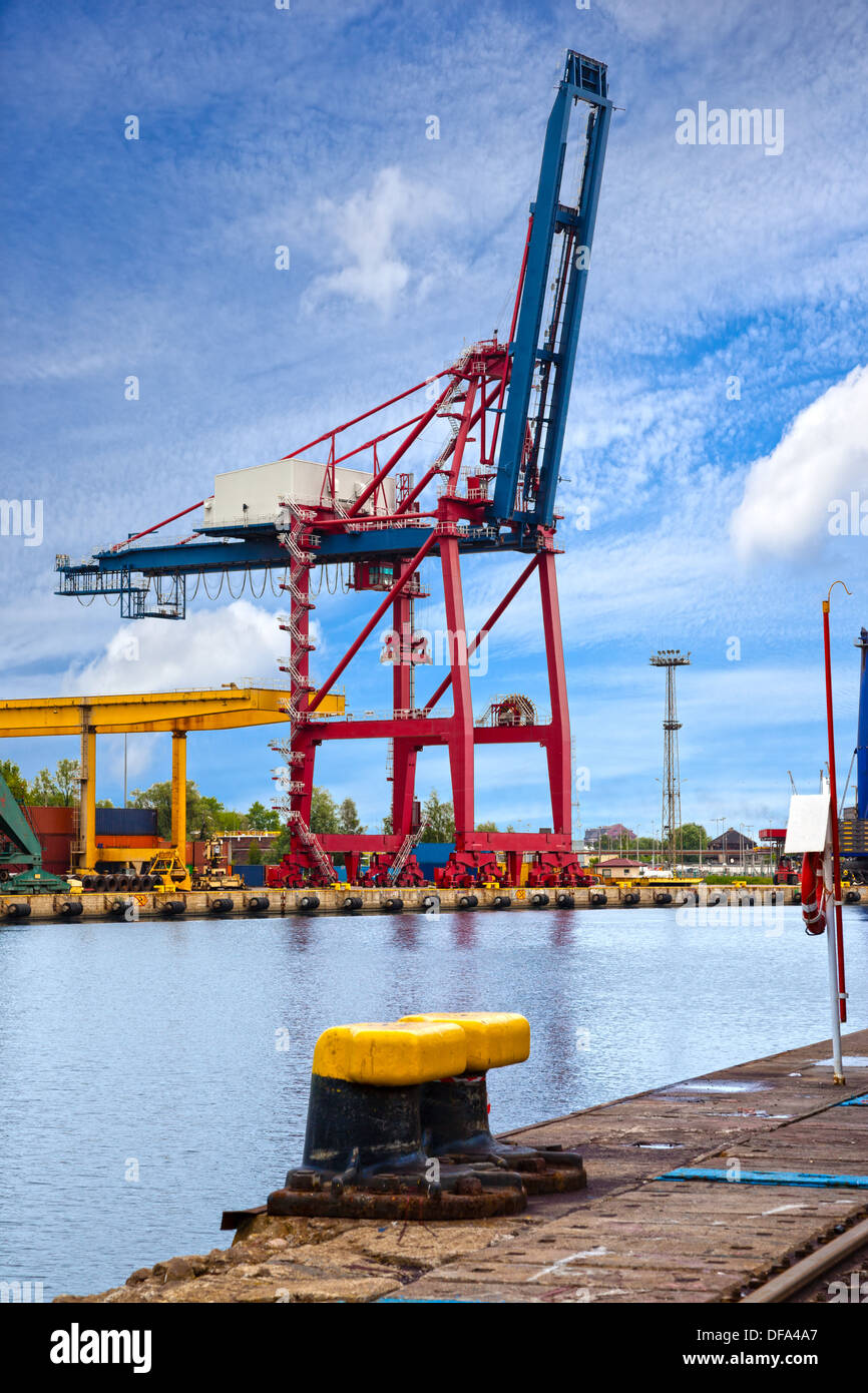 Gantry cranes in un porto su uno sfondo di cielo blu. Foto Stock