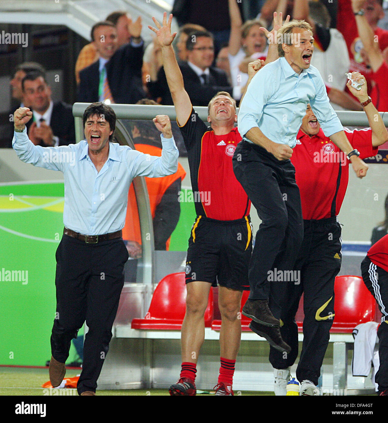 Allenatore tedesco Jürgen Klinsmann (r) e l'assistente allenatore Joachim Löw (l) allietare durante il terzo posto play off della coppa del mondo di calcio del 8 luglio nel 2006 in Suttgar. Foto Stock