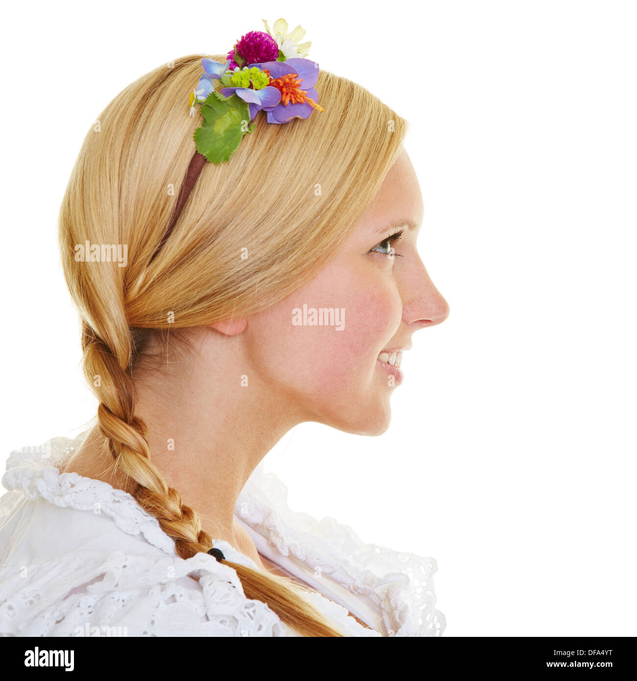Bionda donna sorridente con treccia francese e fiori nei suoi capelli Foto Stock