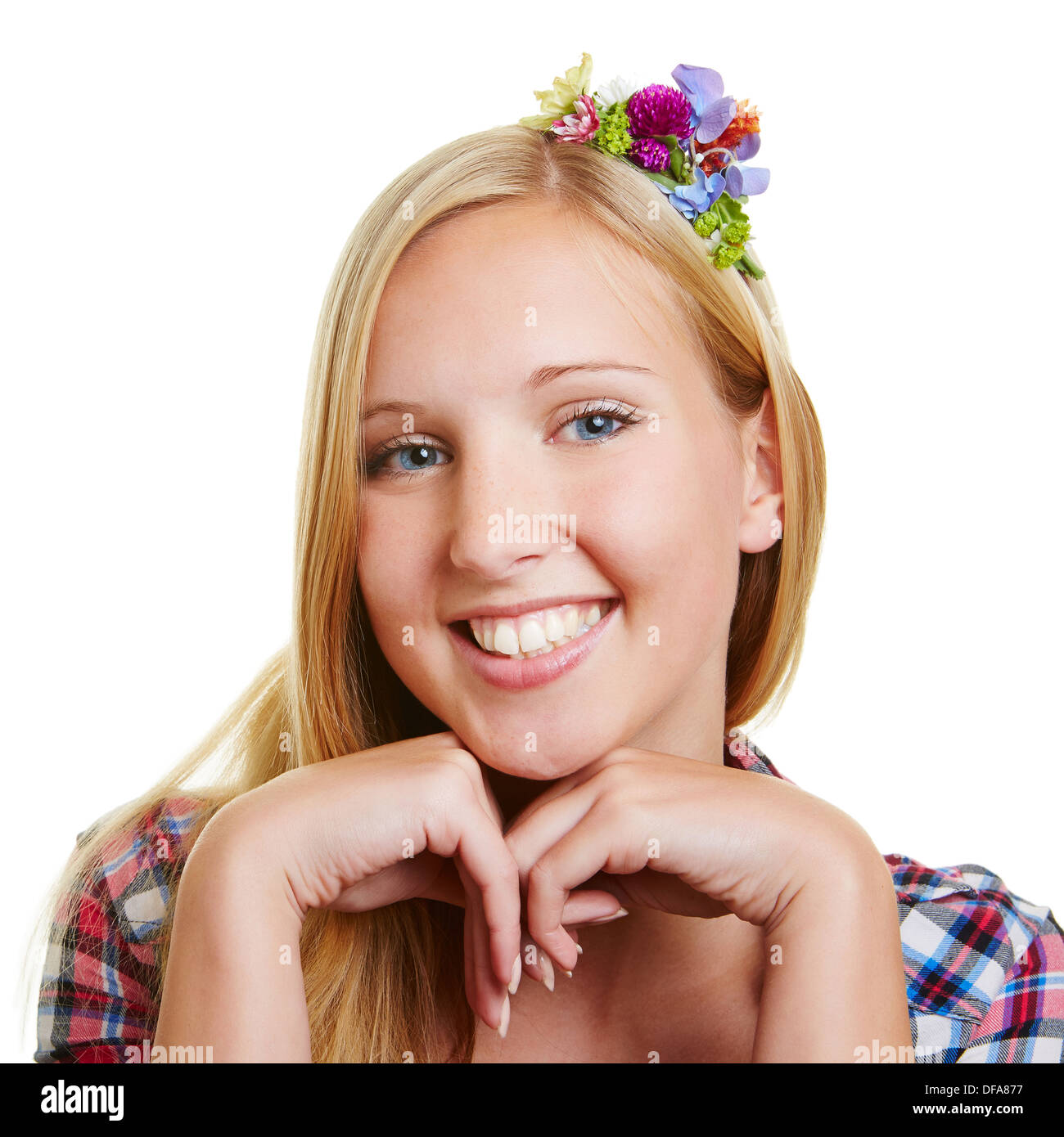 Sorridendo felice giovane donna bionda con fiori nei capelli Foto Stock