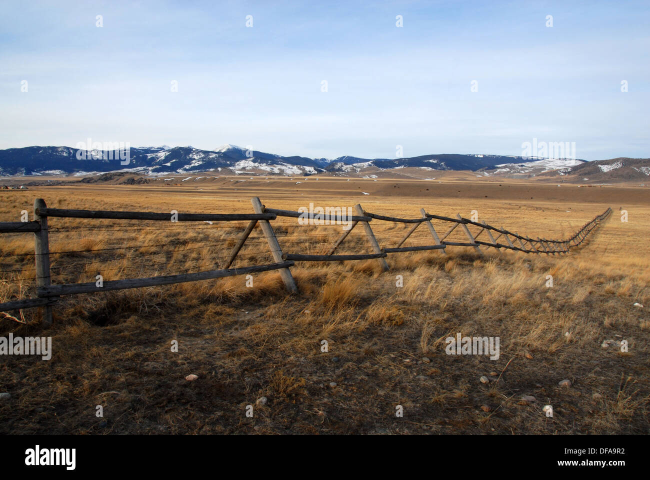 Staccionata in legno sul ranch in Paradise Valley con Absaroka range, Montana Foto Stock