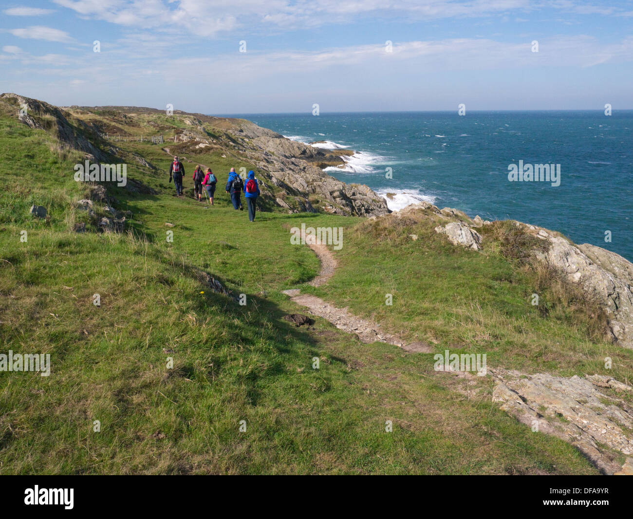 Isola di Anglesey percorso costiero Galles del Nord Gruppo di escursionisti su questo iconico percorso sulla costa settentrionale, parte del Tutto il percorso costiero del Galles che mantiene attivo Foto Stock