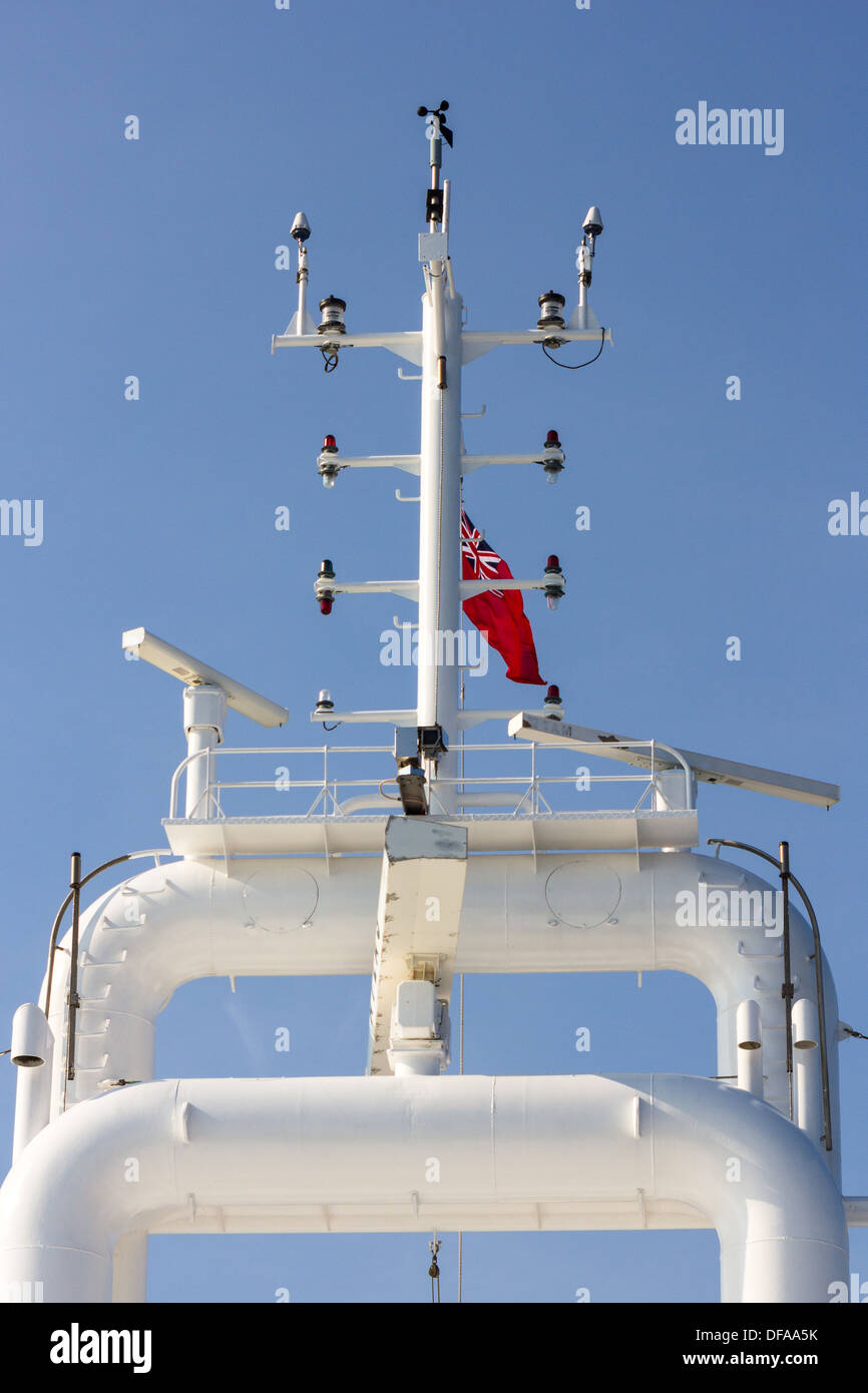 Tazza rotante tipo di anemometro misura la velocità del vento a bordo della nave da passeggeri in mare. Foto Stock