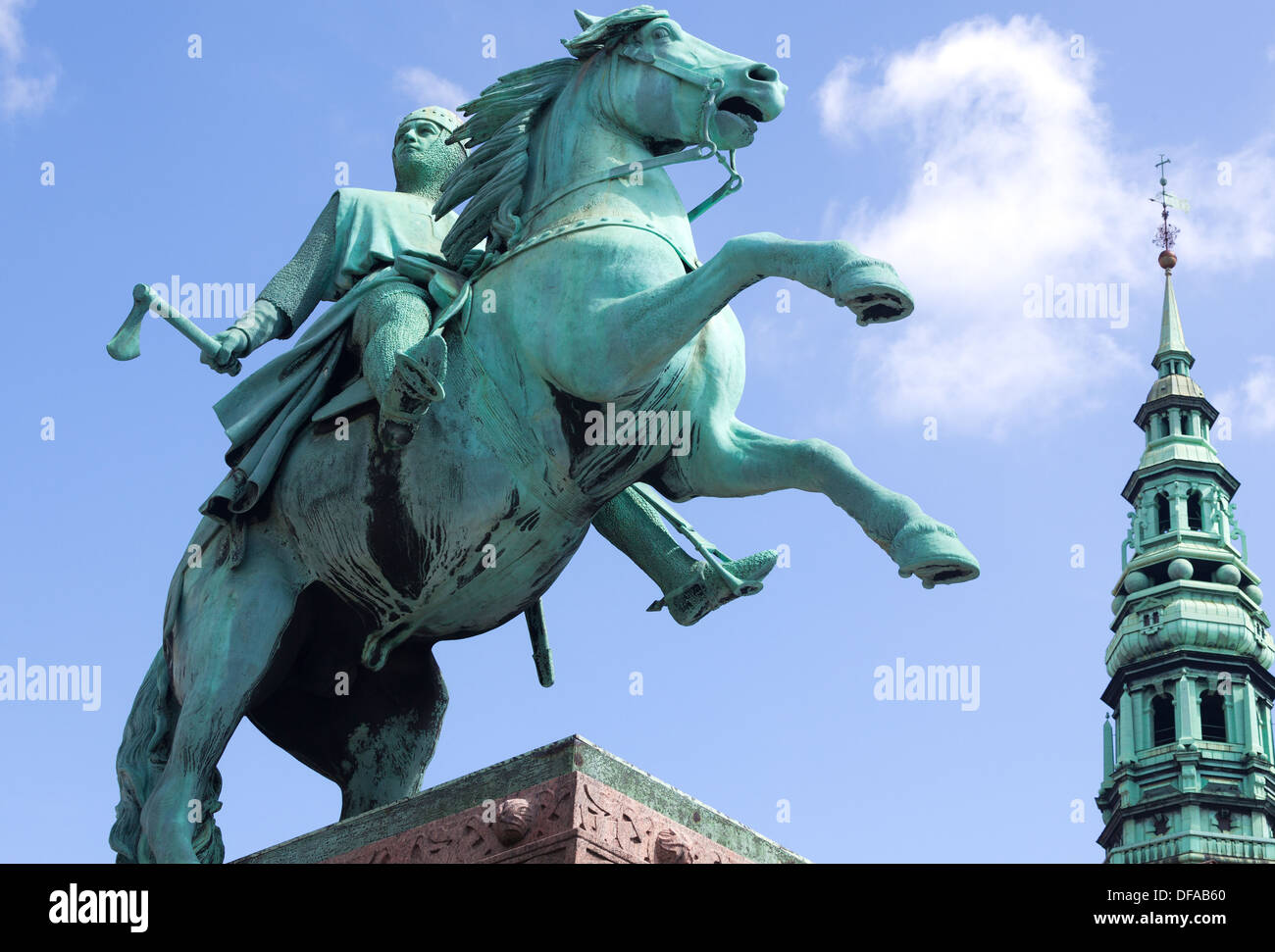 Statua di Absalon a Copenhagen, Danimarca con guglia di Nikolaj Kirke Copenhagen Foto Stock