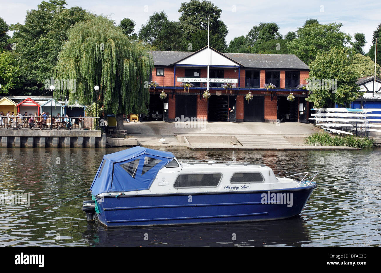 Una piccola cabina cruiser ormeggiato al di fuori della scuola di Kings Club di canottaggio boathouse sul fiume Dee in Chester. Foto Stock