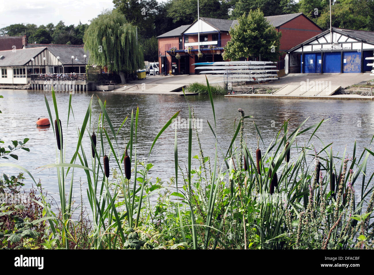 Boathouses sulle rive del fiume Dee in Chester. Foto Stock