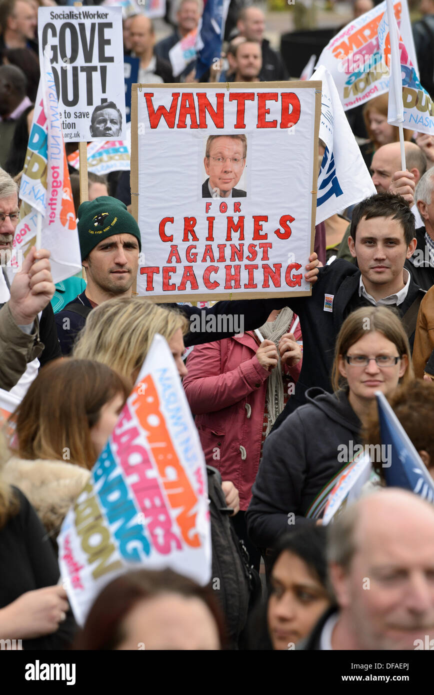 Birmingham, Regno Unito. 1 ottobre 2013. NASUWT/ dado Strike Rally. Migliaia di insegnanti hanno preso parte in un rally in Birmingham come i due maggiori sindacati, il dado e la NASUWT prendere lo sciopero oltre le retribuzioni, le pensioni e i carichi di lavoro. Foto di Simon Hadley/Alamy Live News Foto Stock