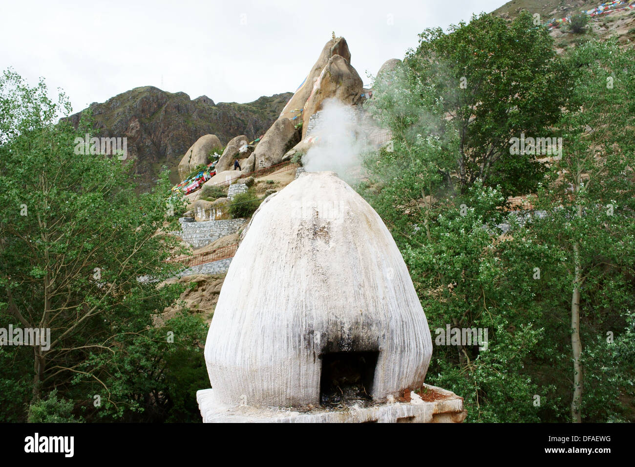 Incensi tibetani juniper bruciatore al monastero di Drepung, Lhasa, in Tibet Foto Stock