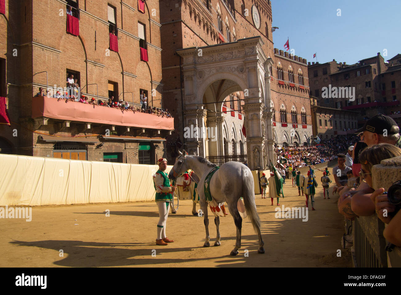 Parate prima del Palio presso il Campo (Medieval Town Square), Siena, Toscana, Italia. Foto Stock