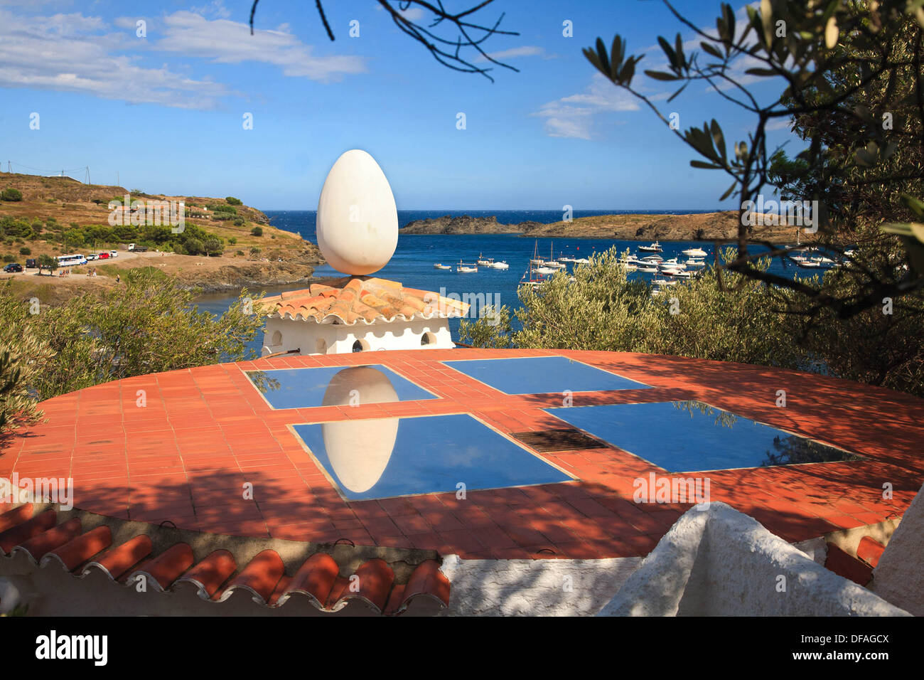 Un uovo sul tetto di Salvador Dali in casa Port Lligat vicino a Cadaques, Catalogna, Spagna Foto Stock