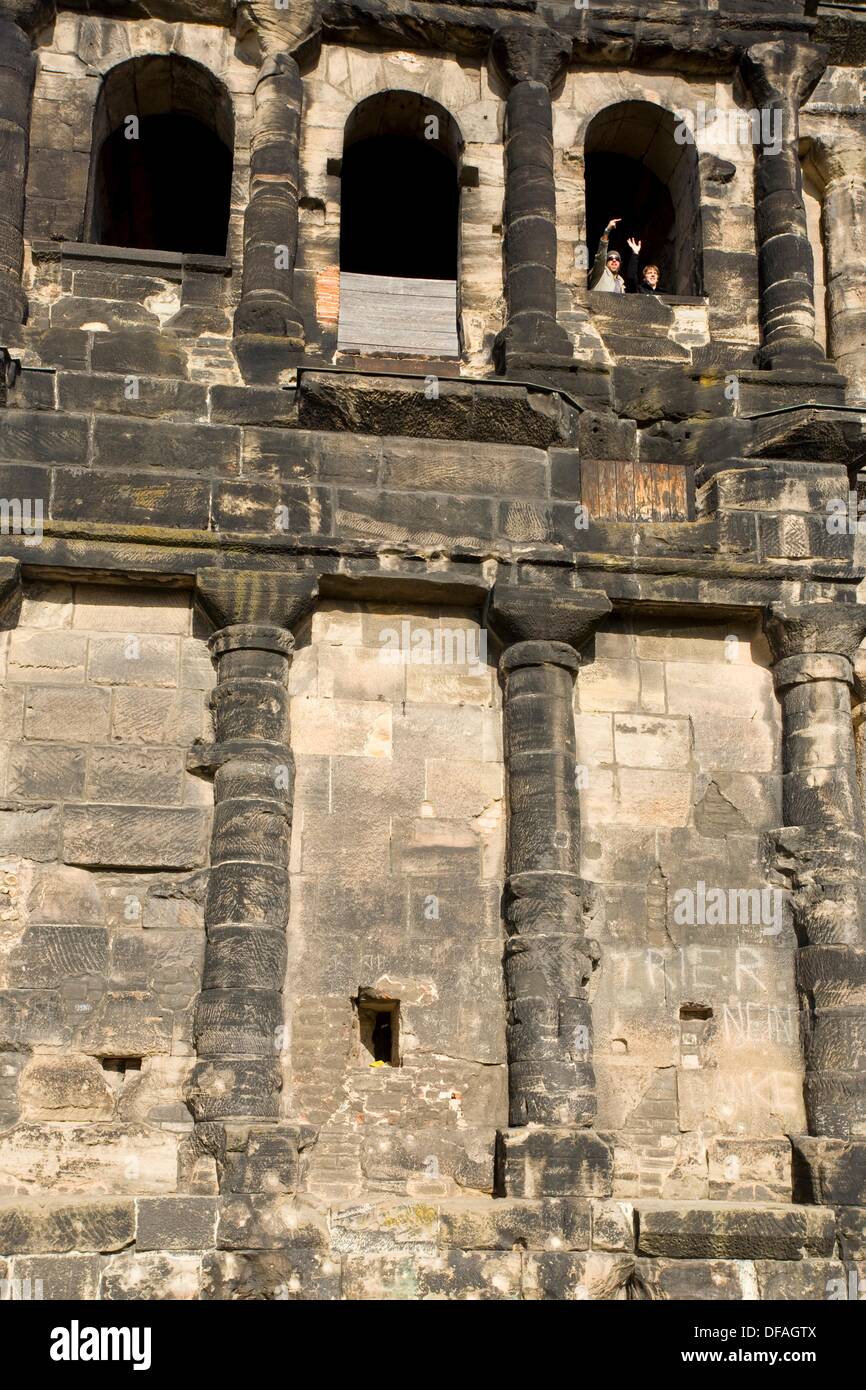 Due persone sventolare le mani in Porta Nigra, il romano porta della città di Treviri. Germania Foto Stock