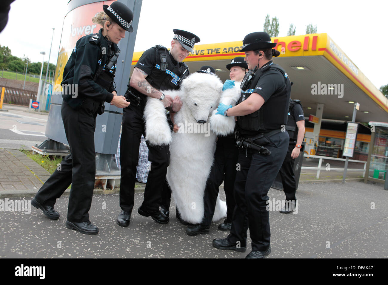 Un attivista di Greenpeace vestito come un orso polare è arrestato durante il suo tentativo di arrestare il distributore di benzina Shell in Edinburgh Foto Stock