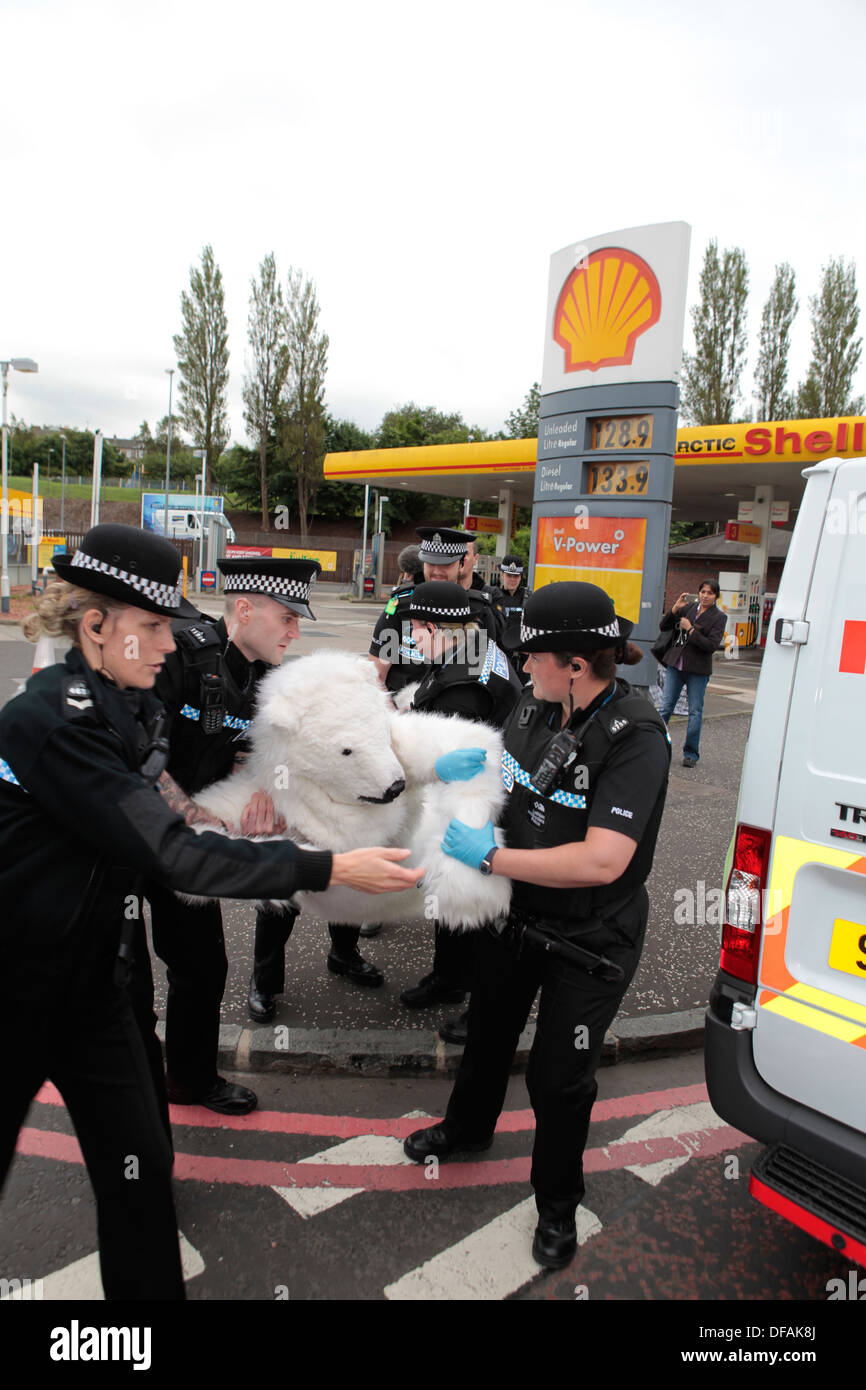 Un attivista di Greenpeace vestito come un orso polare è arrestato durante il suo tentativo di arrestare il distributore di benzina Shell in Edinburgh Foto Stock