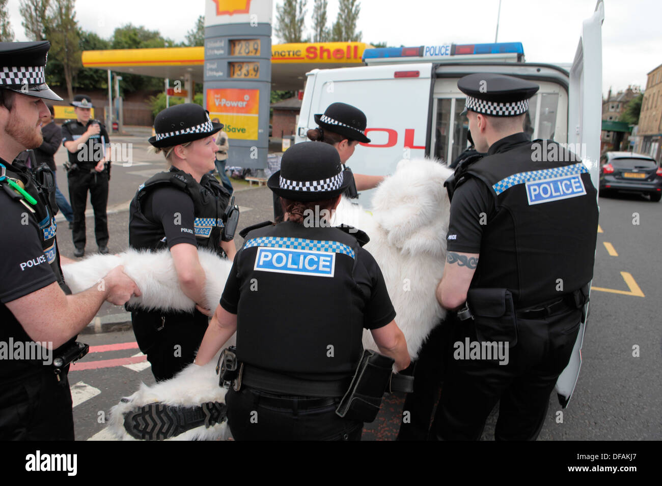 Un attivista di Greenpeace vestito come un orso polare è arrestato durante il suo tentativo di arrestare il distributore di benzina Shell in Edinburgh Foto Stock