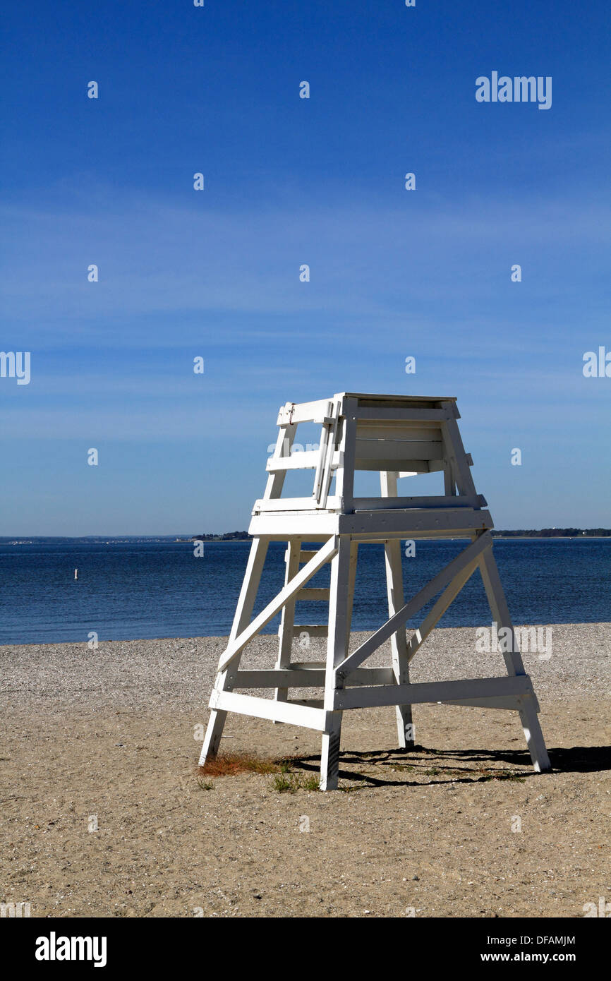 Vuoto sedia bagnino in spiaggia. Bristol, Rhode Island, STATI UNITI D'AMERICA Foto Stock