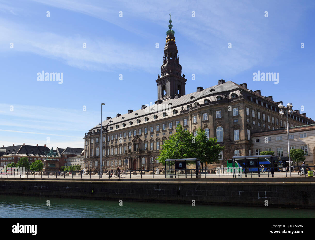Palazzo Christiansborg parlamento danese edificio su Slotsholmen o castello isola di Copenaghen Zelanda, Danimarca e Scandinavia Foto Stock