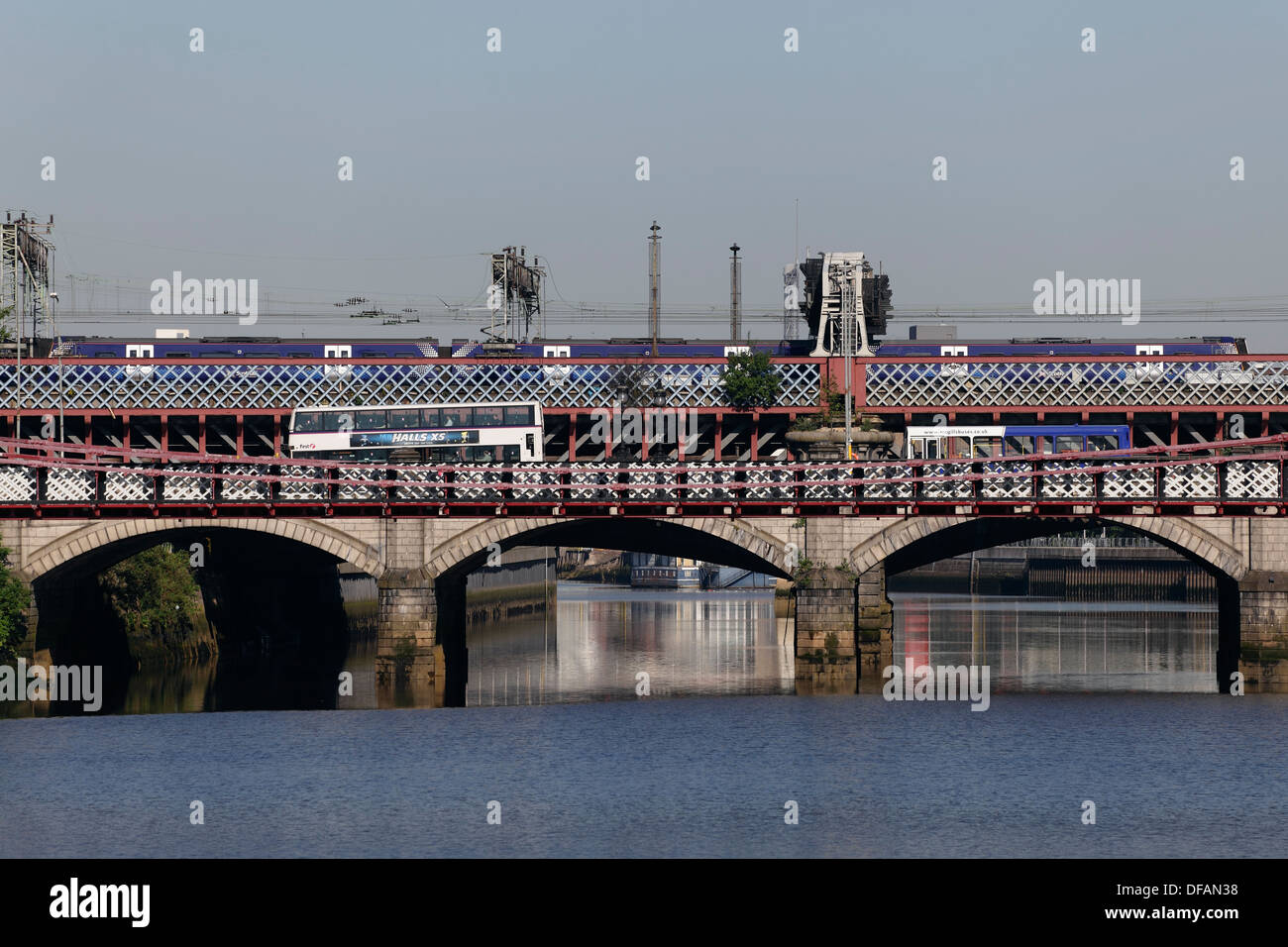 Vista Ovest per ferrovia, su strada e ponti pedonali sul fiume Clyde nel centro della città di Glasgow, Scotland, Regno Unito Foto Stock