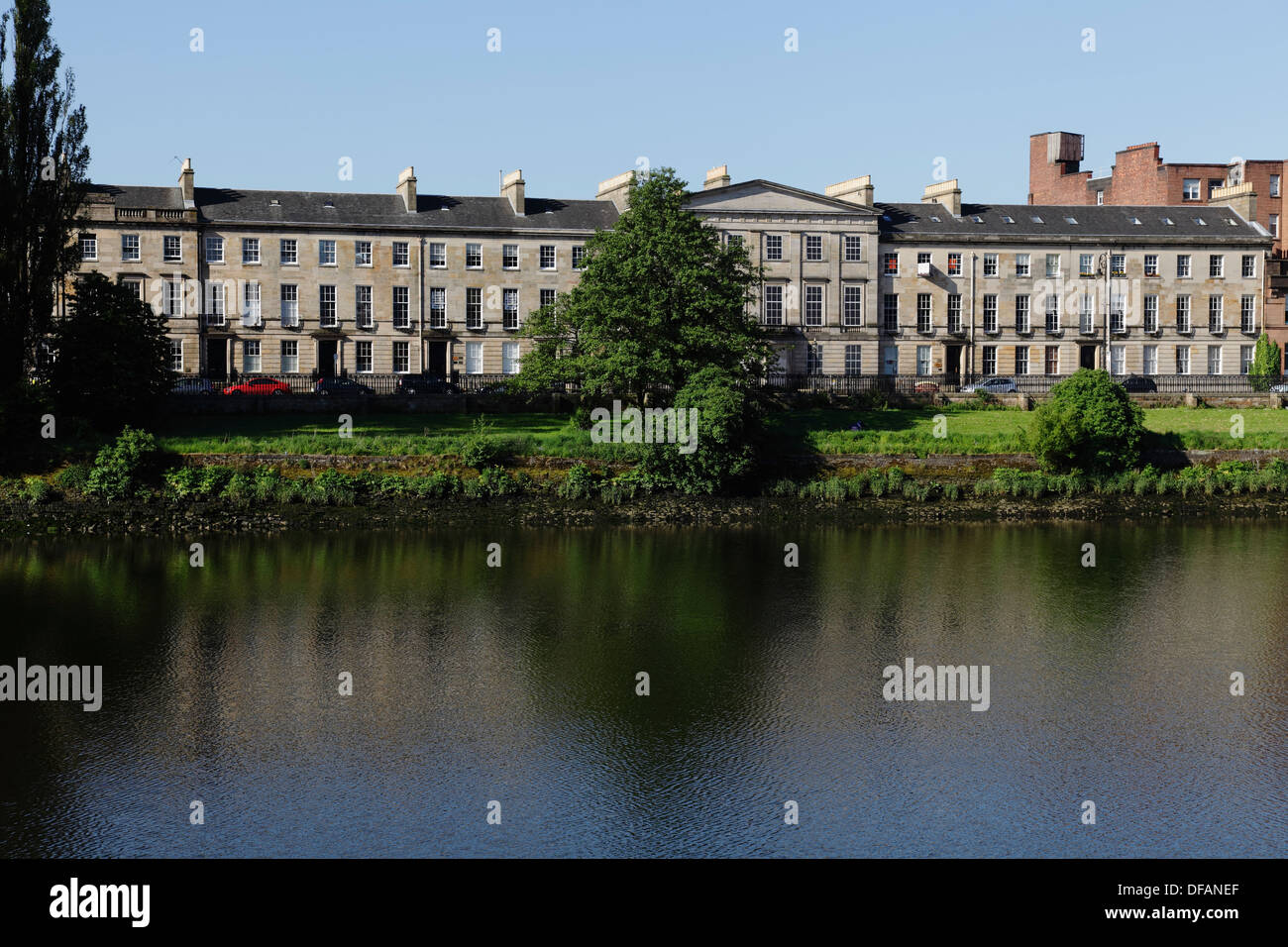 Vista di Carlton Place, residenza georgiana a schiera sulla riva sud del fiume Clyde nel centro di Glasgow, Scozia, Regno Unito, Europa Foto Stock