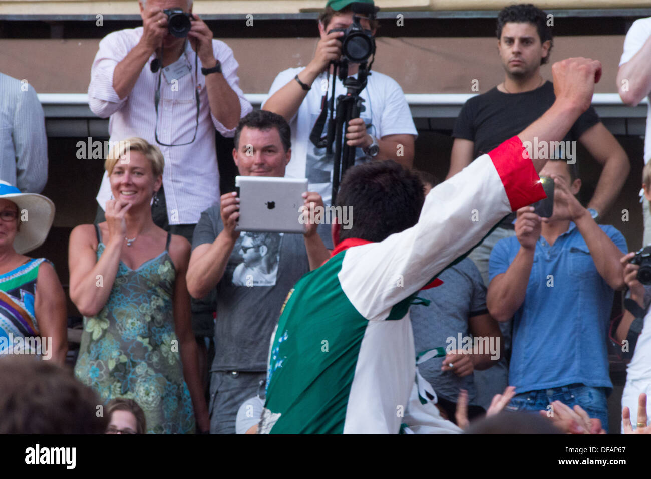 Il fantino vincitore del Palio saluta la folla, il Campo (Medieval Town Square), Siena, Toscana, Italia. Foto Stock