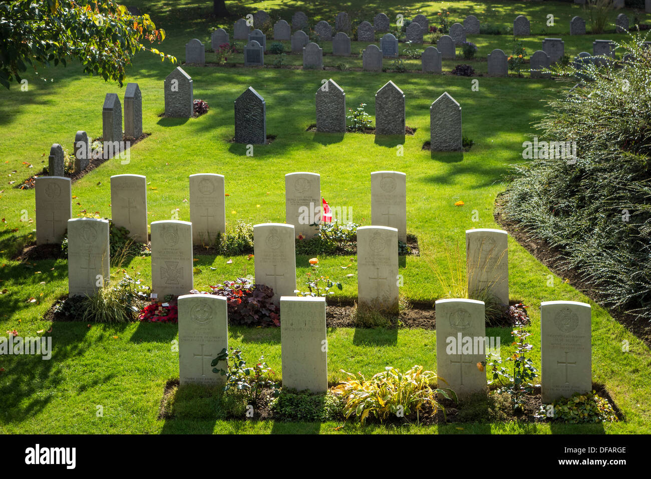 Inglesi e tedeschi in tombe presso il St Symphorien Commonwealth War Graves Commissione cimitero, Saint-Symphorien vicino a Mons, Belgio Foto Stock