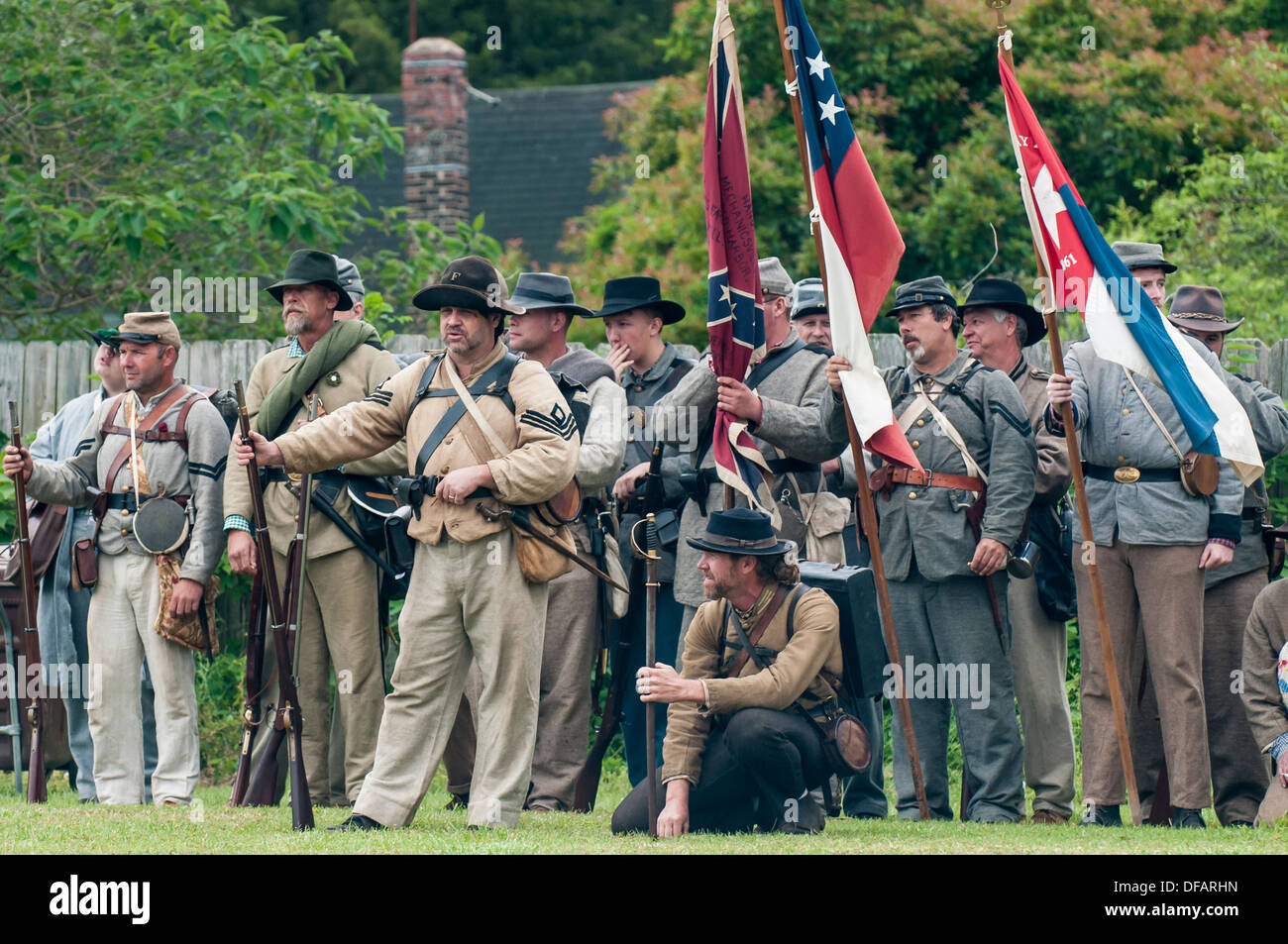 I soldati confederati a Thunder su di Roanoke Guerra civile americana rievocazione storica in Plymouth, North Carolina, Stati Uniti d'America. Foto Stock