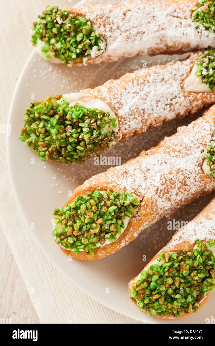 Freschi Fatti in casa Cannoli tradizionali con pistacchi Foto Stock