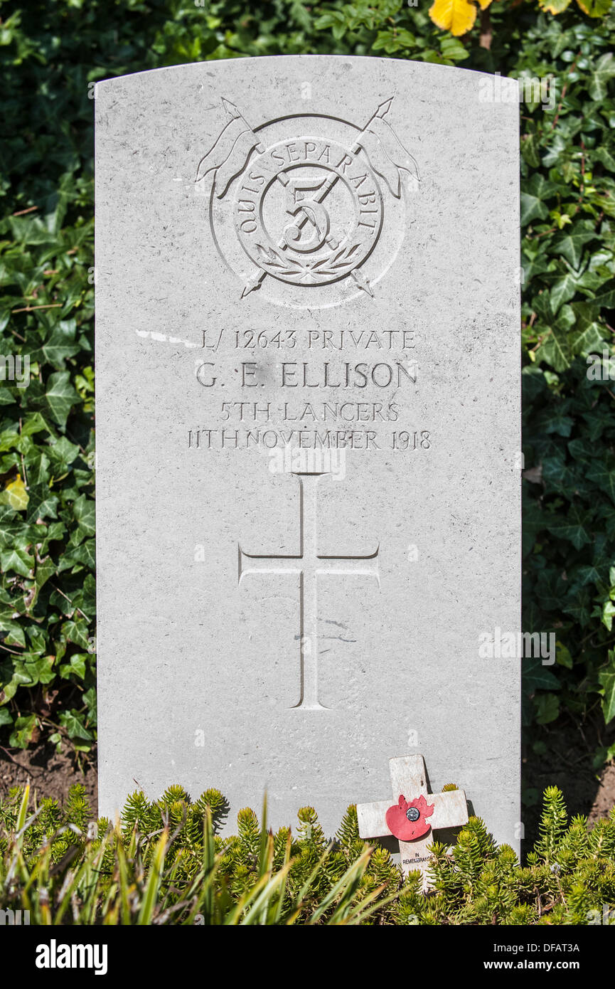 Tomba di George Edwin Ellison, ultimo soldato britannico ucciso nella guerra mondiale uno, St Symphorien cimitero, Saint-Symphorien, Belgio Foto Stock